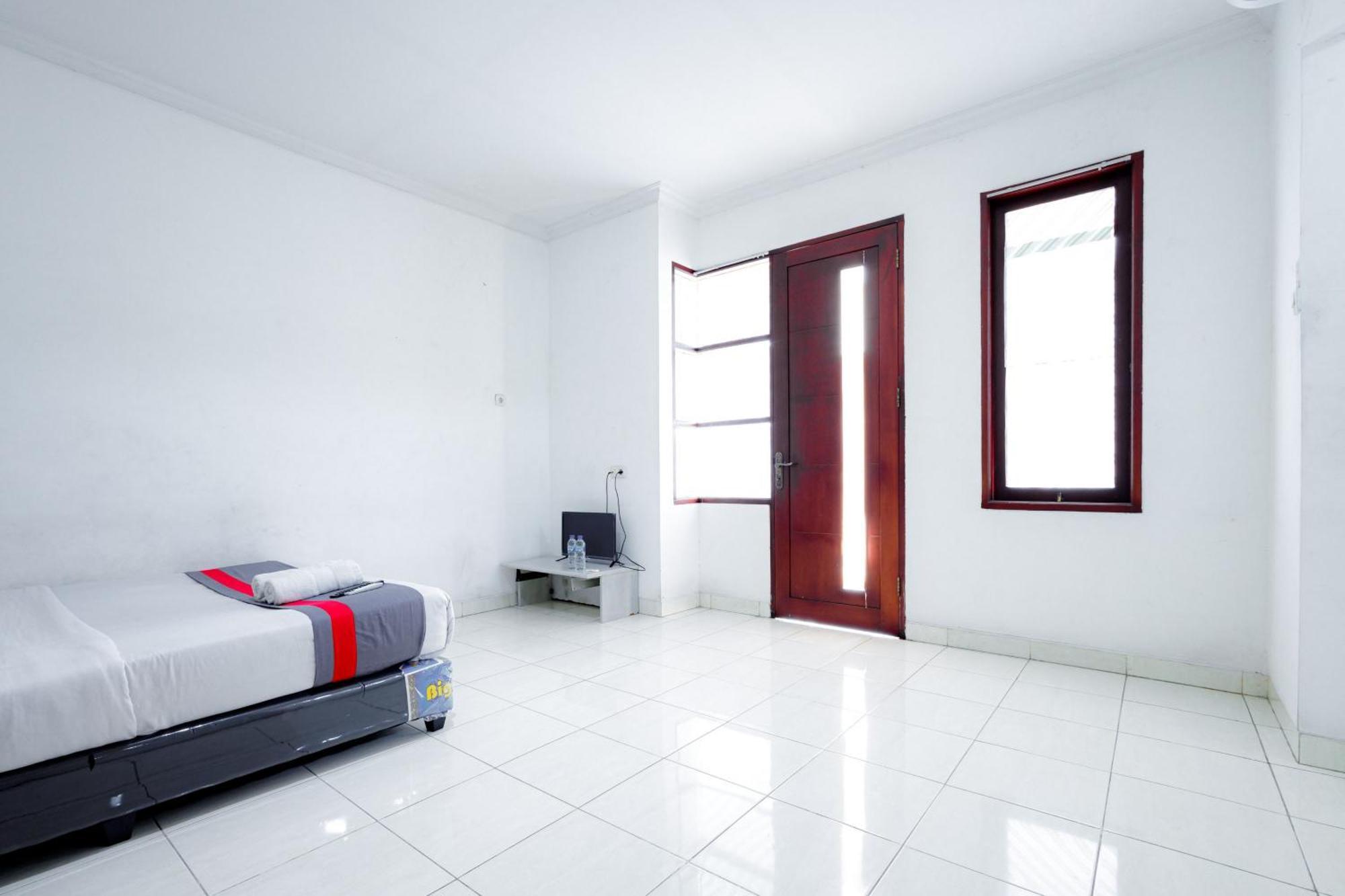 J&B Rooms Tomang Jakarta Mitra Reddoorz Ngoại thất bức ảnh
