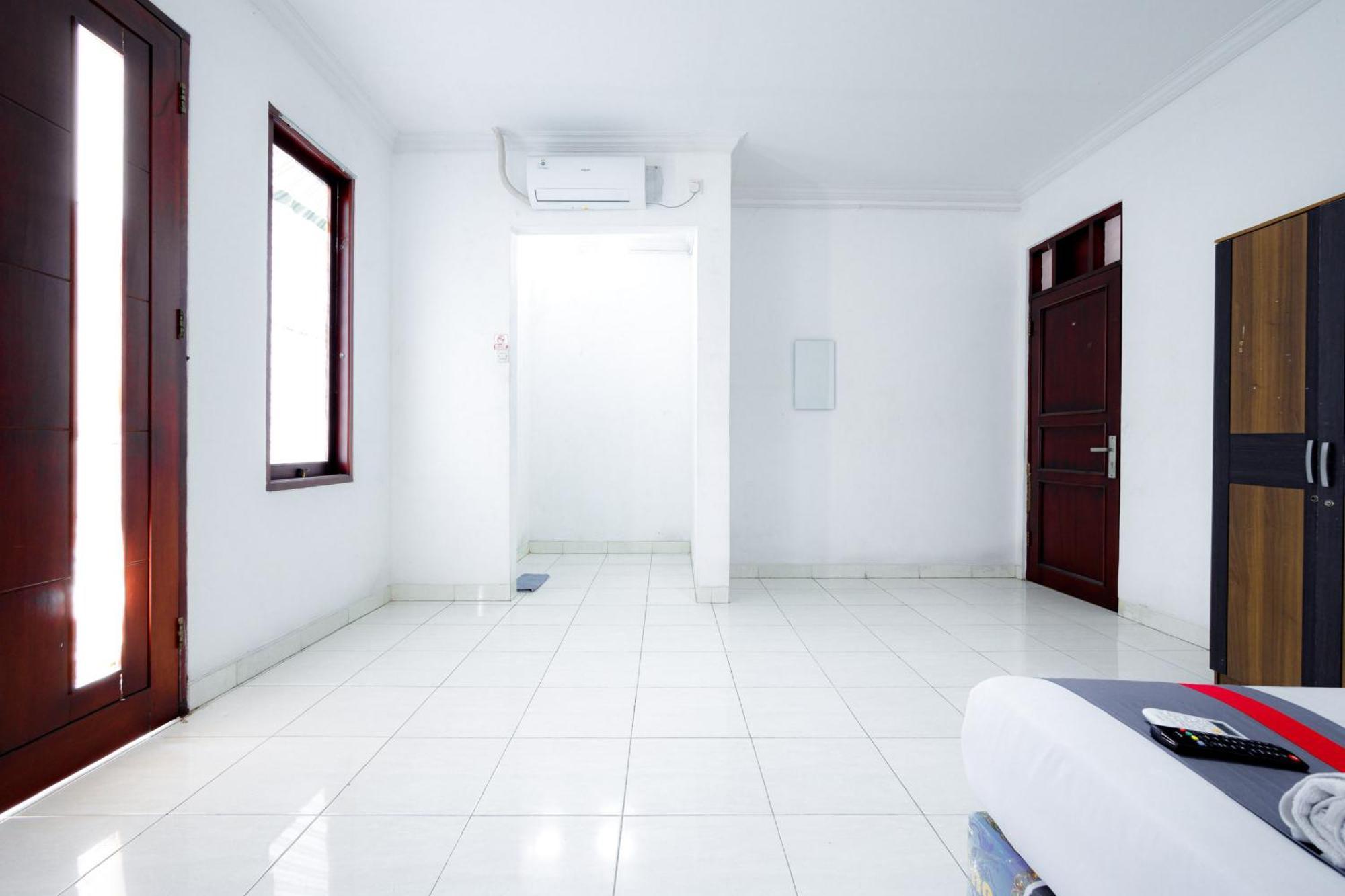 J&B Rooms Tomang Jakarta Mitra Reddoorz Ngoại thất bức ảnh