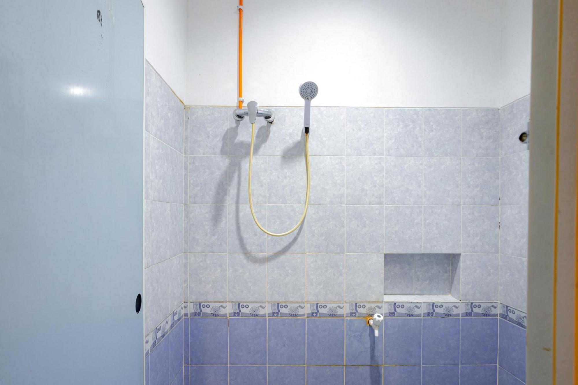 J&B Rooms Tomang Jakarta Mitra Reddoorz Ngoại thất bức ảnh