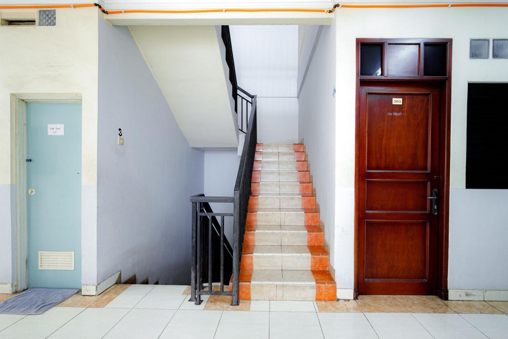 J&B Rooms Tomang Jakarta Mitra Reddoorz Ngoại thất bức ảnh